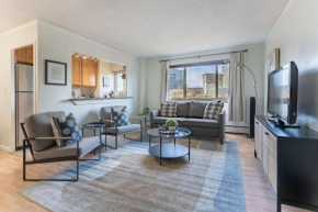 Vibrant Downtown, King Bed, Work Desk & Kitchen